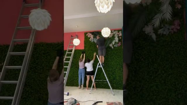 Монтаж зеленых модулей. Это как? #декор #дизайн смотреть онлайн