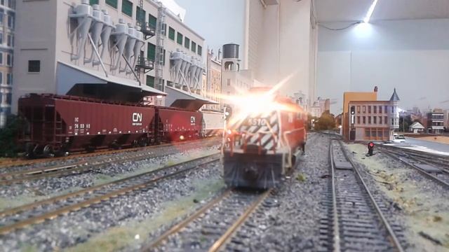 KATO SD40-2 WITH LED LIGHTING AND TCS WOW SOUND смотреть онлайн
