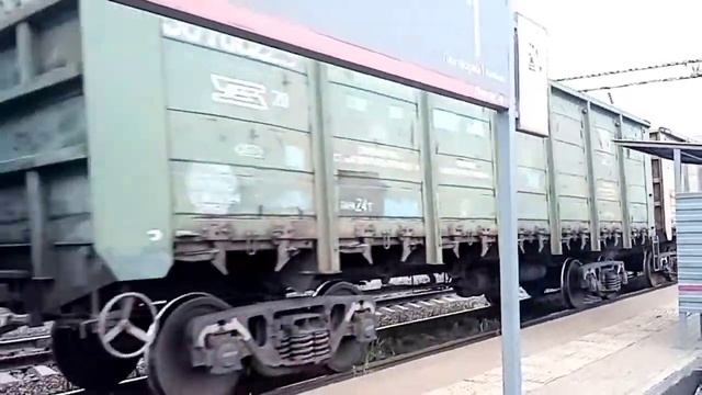 ВЛ80С-2628/2637А и ЧМЭ3Э-6870 и грузовым поездом следуют по станции Кизитеринка смотреть онлайн