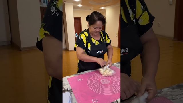 Растянуть лагман. Рецепт лагманного теста. #лагманноетесто #растянутьлагман #тестоналагман #рецепт