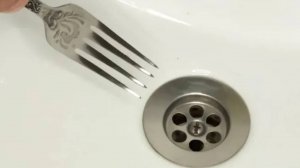 Как устранить засор в раковине, не снимая сифон