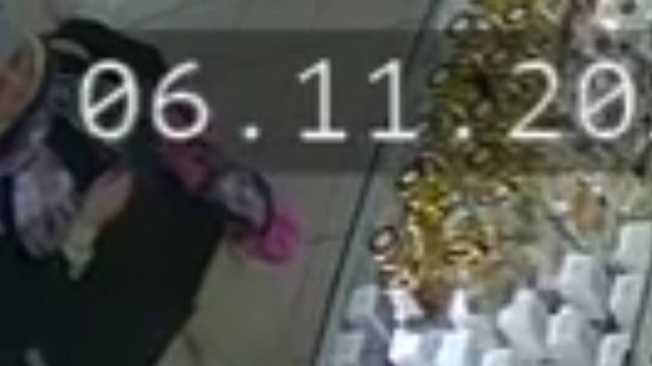 В Тюмени полицейские разыскивают женщину, подозреваемую в краже парфюмерии смотреть онлайн