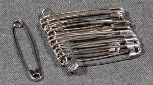 Как сделать петлевяз из обычной булавки за минуту.