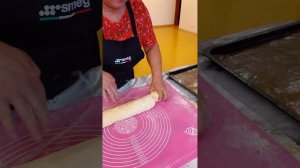 Шор гогал , слоеные булочки с начинкой из грецких орехов,куркумы и сахара. Научил друг Азербайджанин