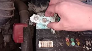 Как очистить клеммы аккумулятора от окисла