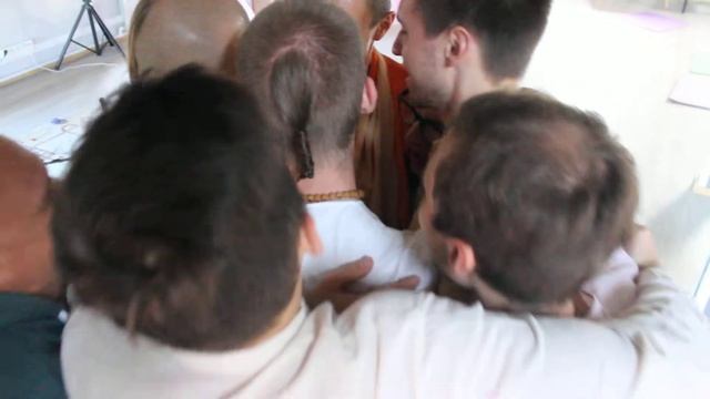 Объятия Е.С. Бхакти Ананта Кришны Госвами и Вайшнавов смотреть онлайн