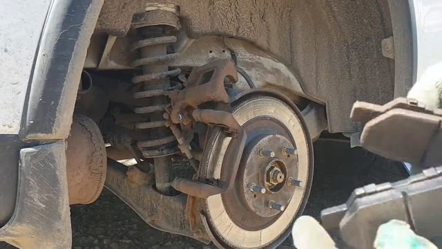 Замена колодок по кругу на Mitsubishi Outlander 3 своими руками.