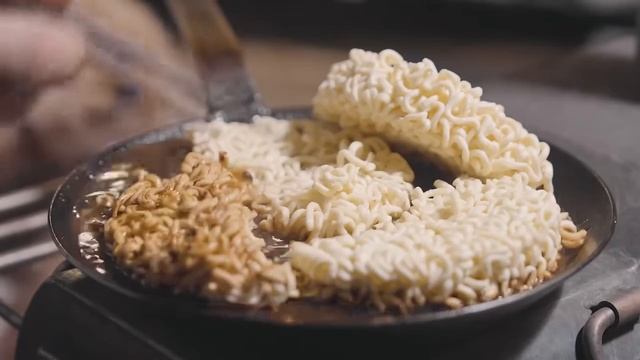 Одиночный кемпинг под дождем с моей собакой . Отдых в горячей палатке . Дровяная печь ASMR смотреть онлайн