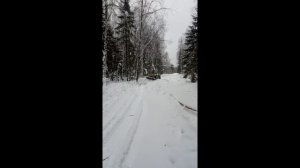 Трактор т-150 разгребает снег