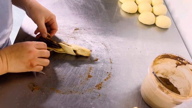 Алмагуль готовит