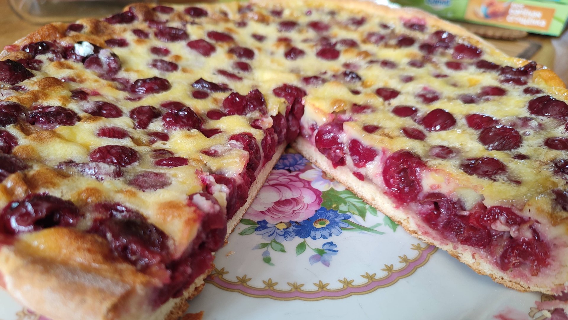 Одного мало, пеките сразу два. Пирог с замороженной вишней смотреть онлайн