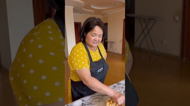 Алмагуль готовит