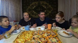 мукбанг,  заставляю семью есть горелую пиццу