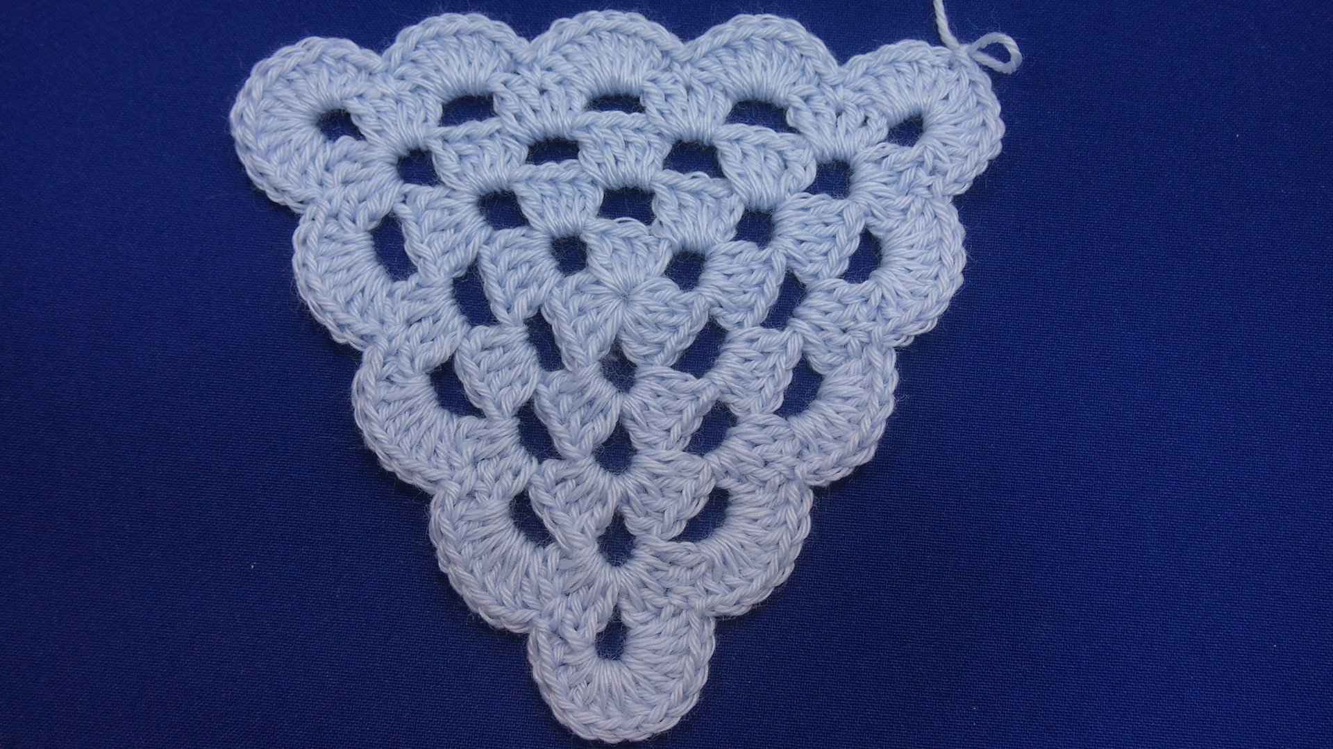 Треугольный мотив крючком или бабушкин треугольник.Для начинающих Как вязать Crochet motifs Урок 48 смотреть онлайн