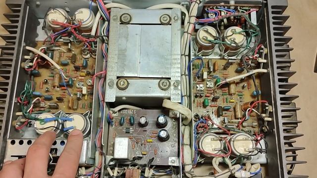 Амфитон 25У-002. Как закрепить новые конденсаторы вместо банок? смотреть онлайн