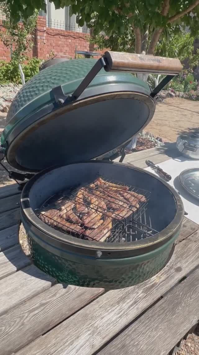 Бараньи ребрышки приготовленные на гриле Big Green Egg #BigGreenEgg #гриль #каре #баранина