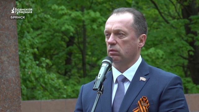 В Бежицком районе в День Победы прошло торжественное шествие смотреть онлайн