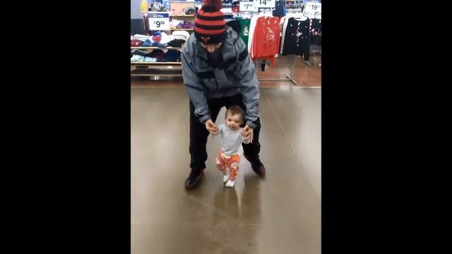daddy teaching Anya to walk смотреть онлайн