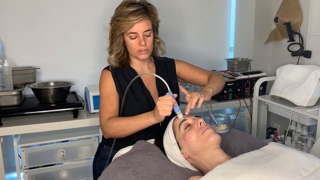 BBGlow Facial with Gianna Ugolini смотреть онлайн