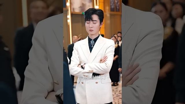 【出獄後成了神醫】公交被劫持，人人都責怪小夥是個禍害，怎料下秒徒手接住了兩根1mm的毒針，被車上的女總裁一眼識破身份，搶著當他背後的女人！#熱播短劇#逆襲#爽劇#穿越 смотреть онлайн