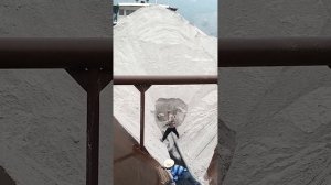 Строительство, разгрузка баржи с белым песком