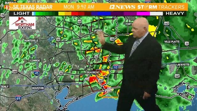 Heavy rain falls across SE Texas triggering flash flood warnings, street flooding смотреть онлайн