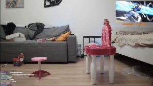 Дипинс распаковывает посылки из детского мира