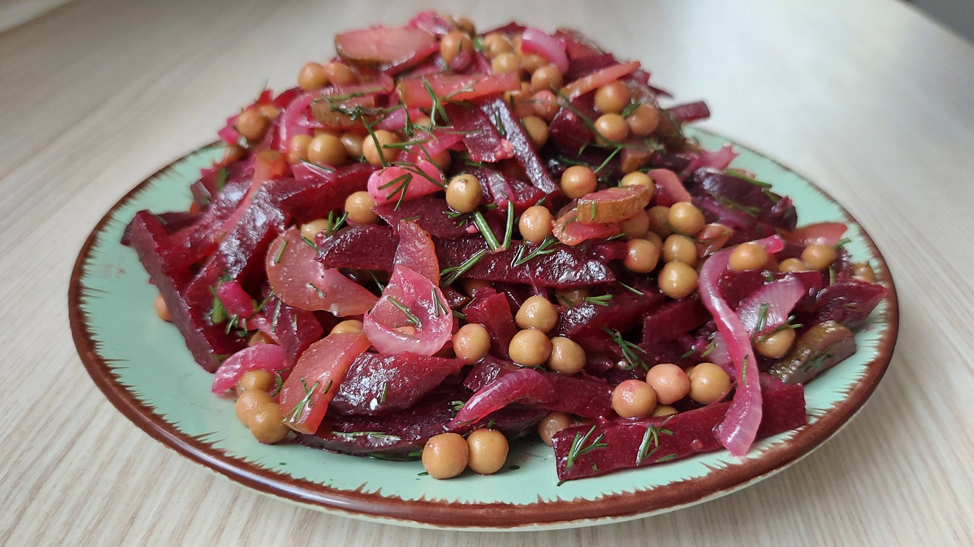 Салат со свеклой, маринованными огурцами и зеленым горошком. Полезный салат без майонеза смотреть онлайн