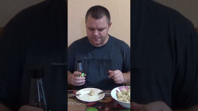С чем есть Пельмени,сырный соус vs соевый соус смотреть онлайн