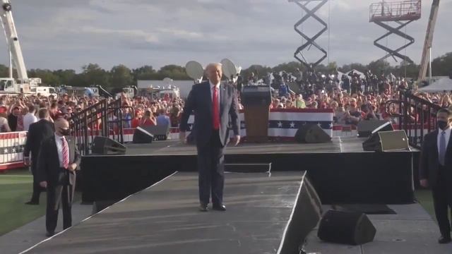 Трамп танцует