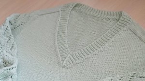 Оформление V-образного выреза горловины с одной центральной петлей.