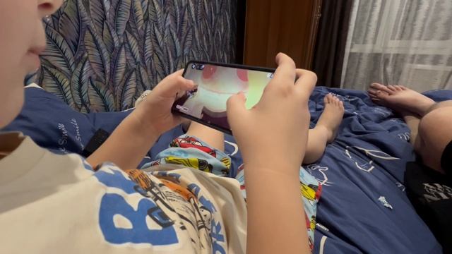 Играю с телефона ) показали нашу кошку