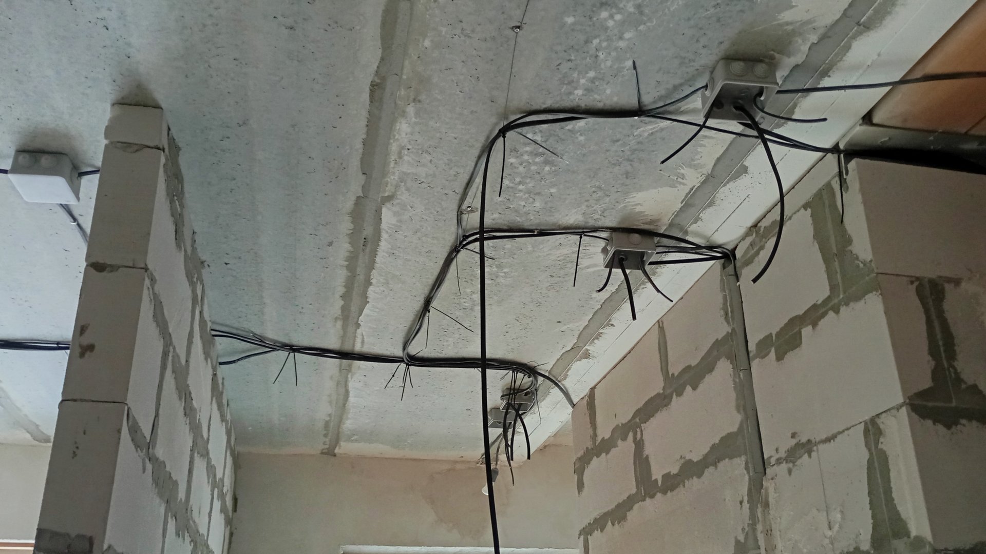 Как проложить электропроводку с нуля под ключ своими руками. Монтаж электропроводки смотреть онлайн