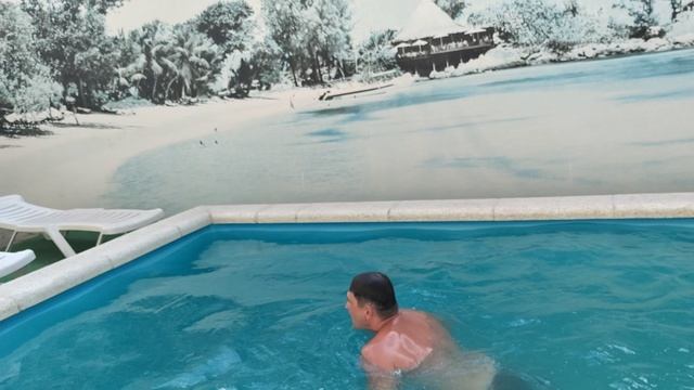 В бассейне в Геленджике#сезонконтента RUTUBE смотреть онлайн