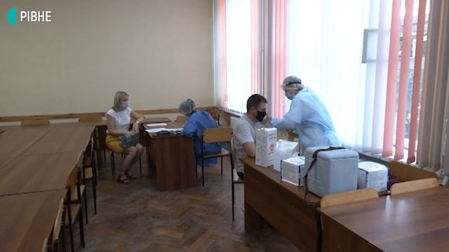 Вакцинація колективів: як це було у рівненському університеті смотреть онлайн
