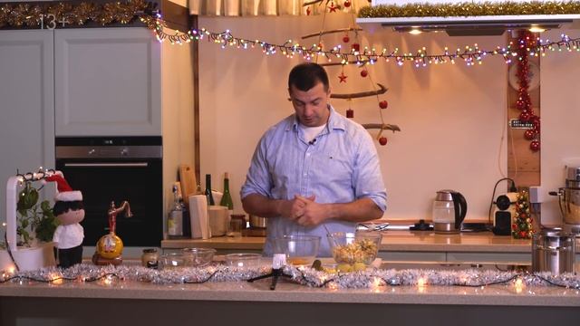 НОВОГОДНИЙ САЛАТ ОЛИВЬЕ с итальянским акцентом Рецепт оливье с курицей от Кирилла Голикова смотреть онлайн