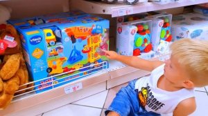 Эльвира и Райан в магазине игрушек и Новая кукла. Влог Барселона с детьми