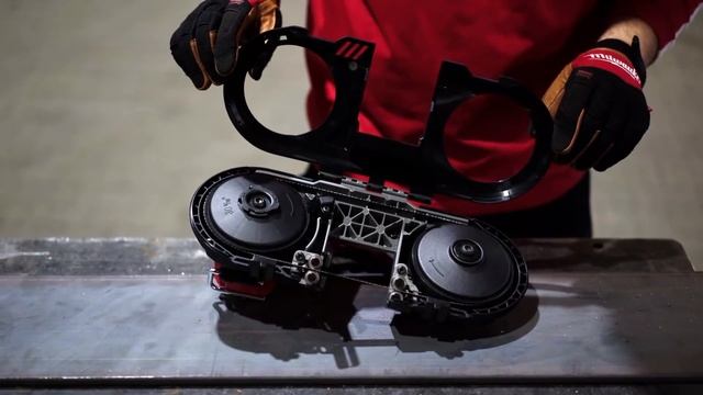 MILWAUKEE M12 FUEL Kompaktní pásová pila 64 mm FBS64 смотреть онлайн