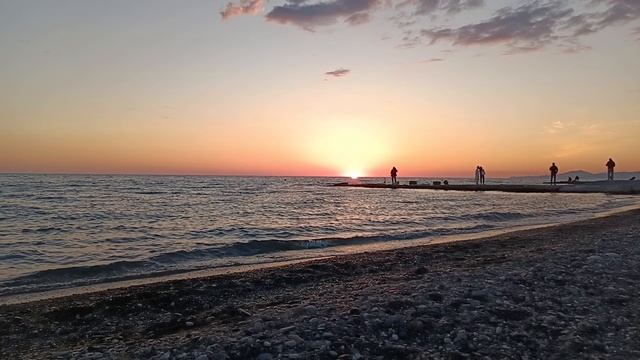 РОМАНТИЧЕСКИЙ УЖИН НА БЕРЕГУ ЧЁРНОГО МОРЯ. ПРОВОЖАЕМ СОЛНЕЧНЫЙ ЗАКАТ.