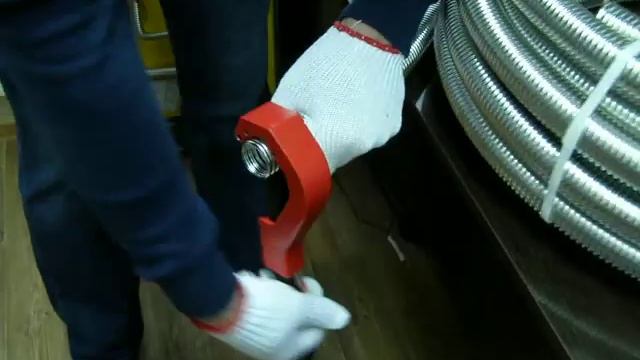 Резка нержавеющей гофротрубы
