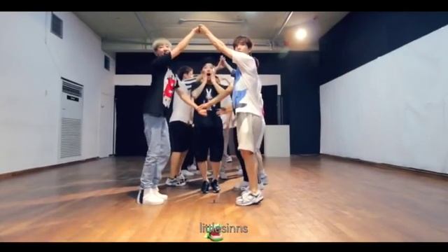 EXO x SEVENTEEN | Love Me Right & Adore U смотреть онлайн
