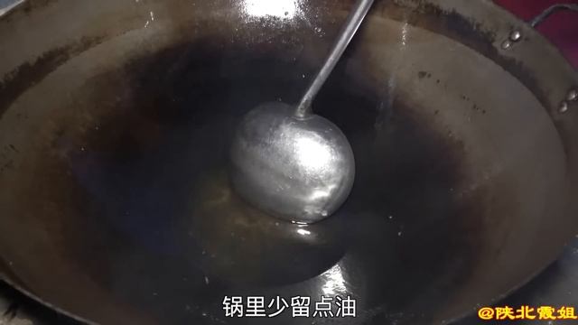 【陕北霞姐】霞姐到菜地里割韭菜，回家做鸡蛋泡泡吃，口感蓬松暄软比油条还好吃