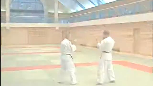 бедро с колен от удара рукой смотреть онлайн