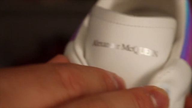 ALEXANDER MCQUEEN White Holographic Oversized Sneakers (Review) смотреть онлайн