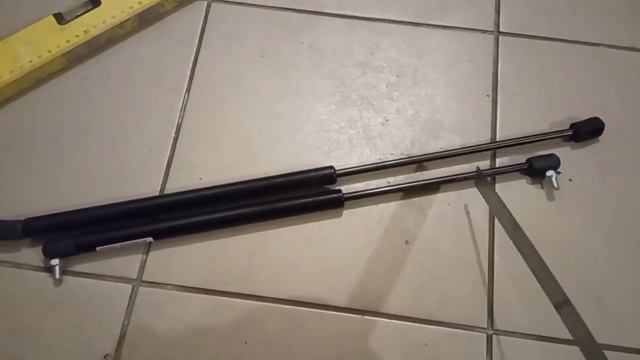 Газовый упор двери багажника от ВАЗ на рено Меган 2. Рассматривается как временная альтернатива. смотреть онлайн