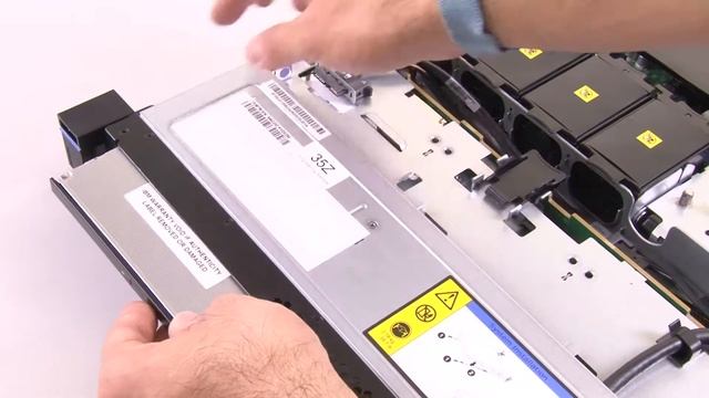 Lenovo System x3550 M5 removing a DVD drive (not possible with 10 HDD models) смотреть онлайн