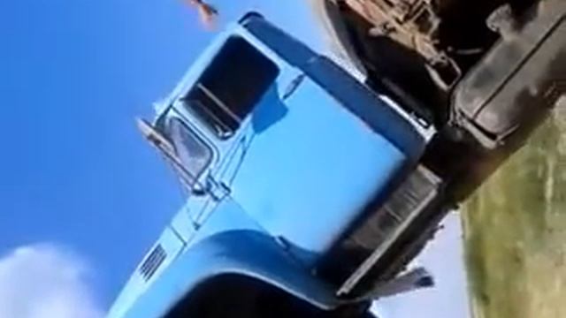 При погрузке ЗИЛ устремился в небо)) смотреть онлайн