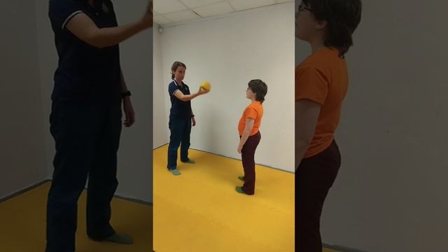 Игры с мячом для развития мелкой и крупной моторики. Отбиваем мяч от пола одной рукой