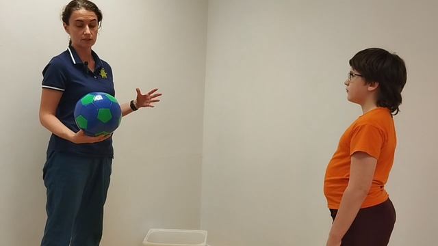 Игры с мячом для развития мелкой и крупной моторики. Ловим и бросаем большой мяч