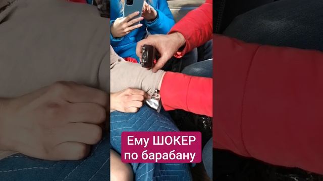 Бьет себя шокером и не морщится,что нужно для этого смотреть онлайн